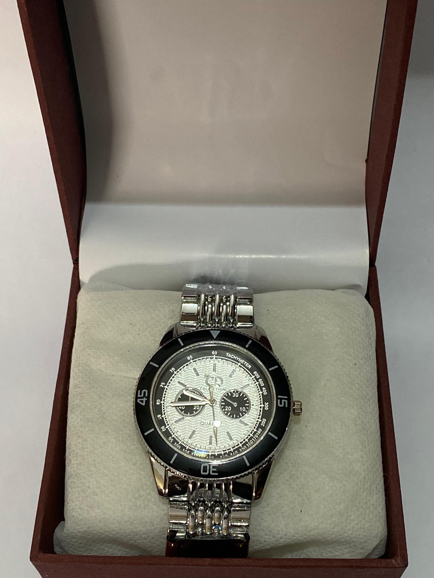 Men Classic Stain Less Steel Watch With Black and White Dial