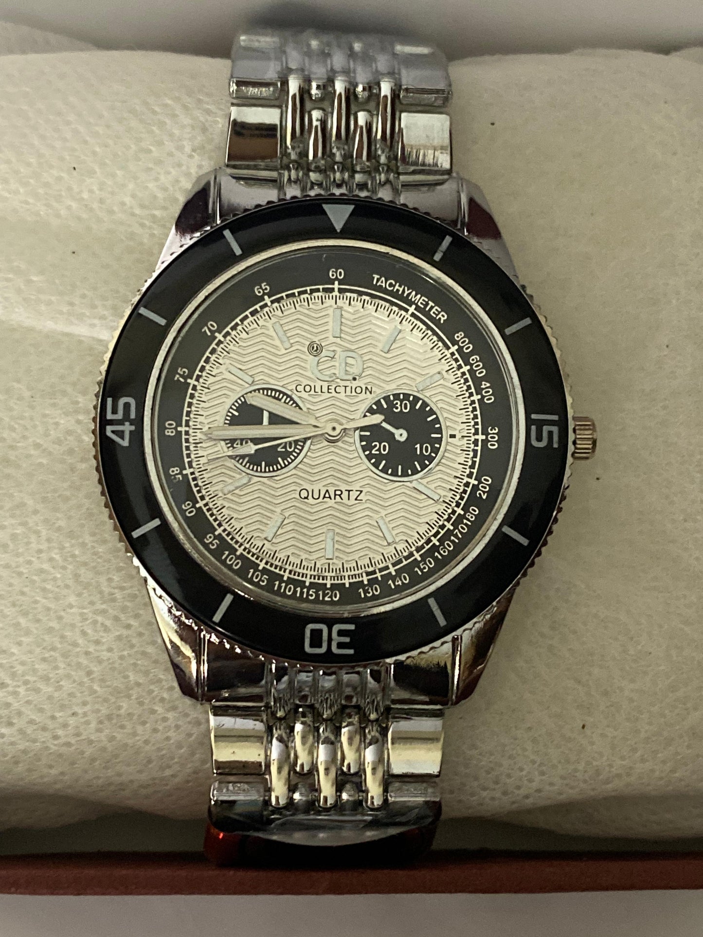Men Classic Stain Less Steel Watch With Black and White Dial